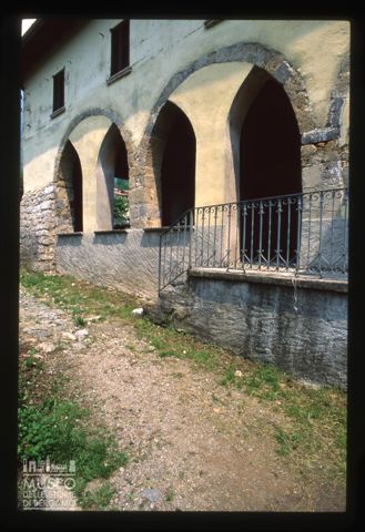 Il portico della chiesa di Sant'Antonio a Pianca