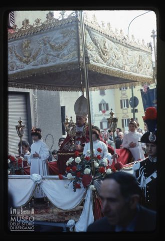 La portantina con il Vescovo durante la processione della Sacra Spina a San Giovanni Bianco