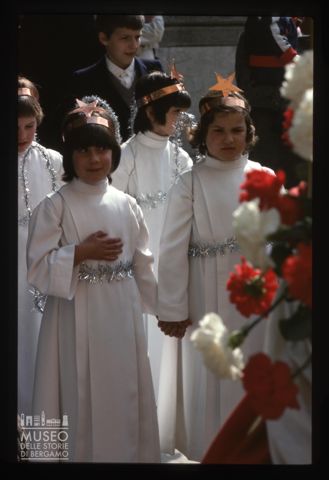 Bambine in costume per la Processione della Sacra Spina a San Giovanni Bianco