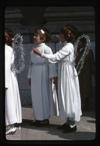 Bambine in costume per la Processione della Sacra Spina a San Giovanni Bianco
