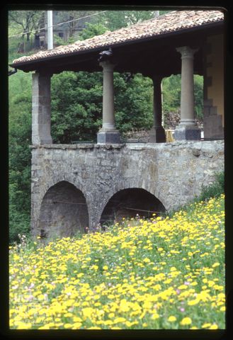 Portico della chiesa della Beata Vergine della Costa a San Giovanni Bianco