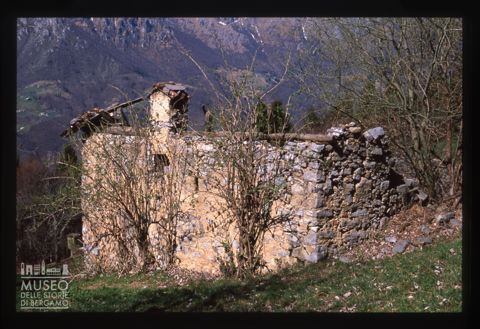 Cascina diruta tra Bosco Fuori e Dossena