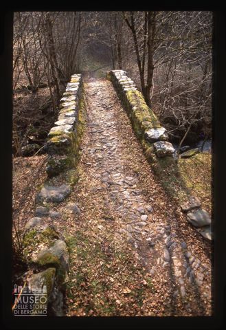 Ponte tra San Pietro D'Orzio e Grumo