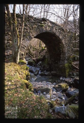 Ponte tra San Pietro D'Orzio e Grumo