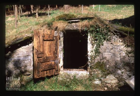 Baita ipogea tra Grumo e Portiera