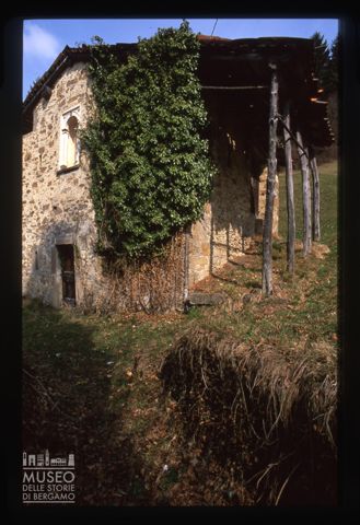 Antico edificio con edicola sacra a Cima di Ronco