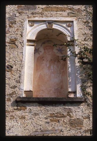 Edicola sacra Sulla facciata di una ntico edificio a Cima di Ronco