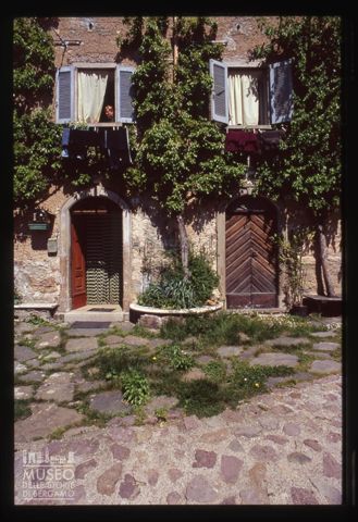 Facciata di una casa a Cusio