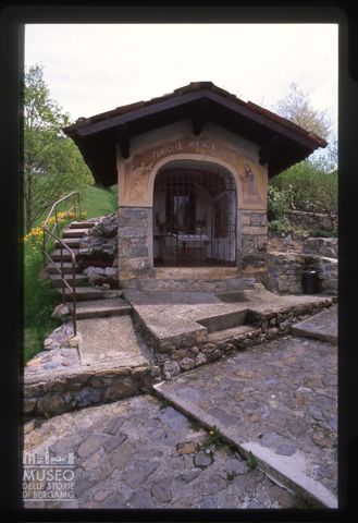 Edicola votiva nel borgo di Villa