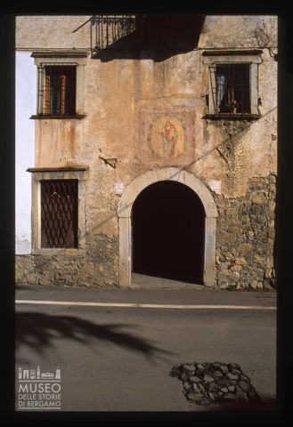 Particolare di antico edificio a Villa