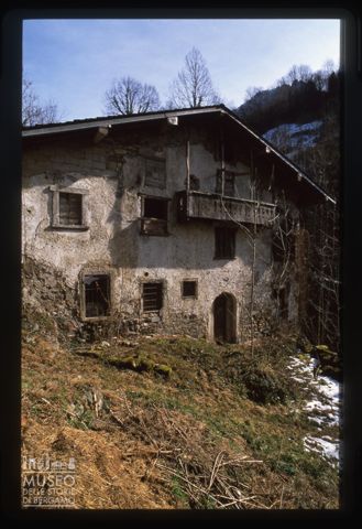 Faccita di antica cascina a Molini