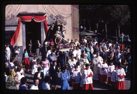 Processione a Lenna