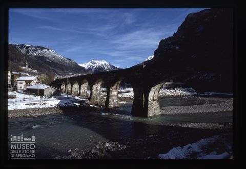 Il vecchio ponte ferroviario a Lenna