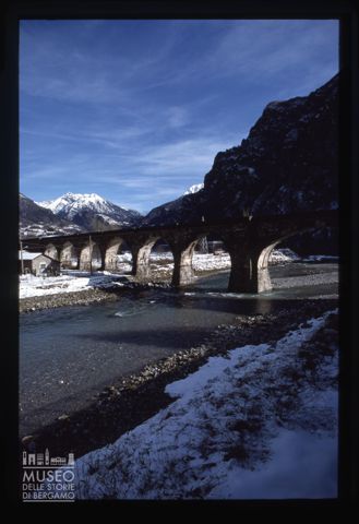 Il vecchio ponte ferroviario a Lenna