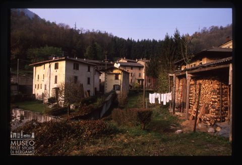 Case e cascine a Lenna