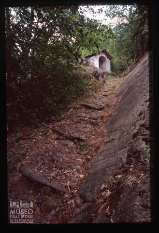 Edicola votiva nei boschi presso Lenna