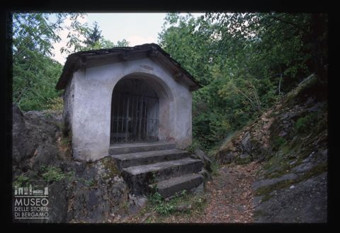 Edicola votiva nei boschi presso Lenna