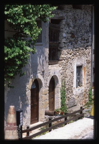 Antico edificio in via Cantone Santa Maria a Lenna