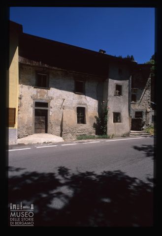 Antico edificio rurale a Lenna