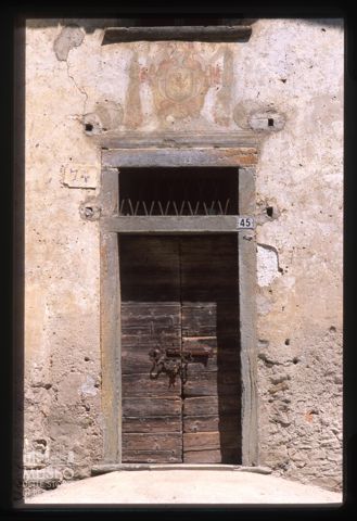 Porta di antico edificio a Lenna