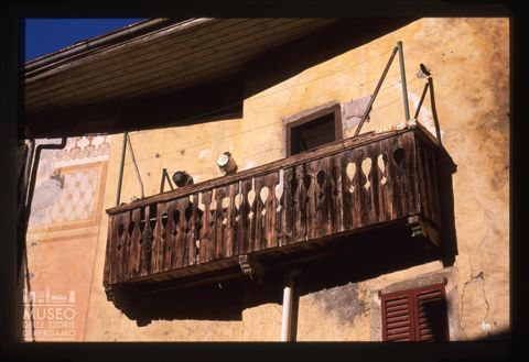 Balcone ligneo a Moio de' Calvi