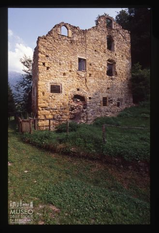 Ruderi di residenza fortificata a Lavaggio