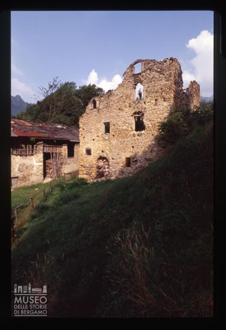 Ruderi di residenza fortificata a Lavaggio