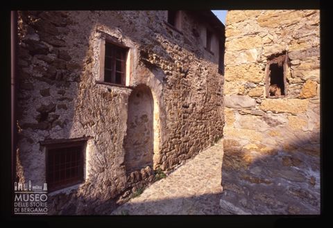 Facciata con lacerti di affresco a La Valle