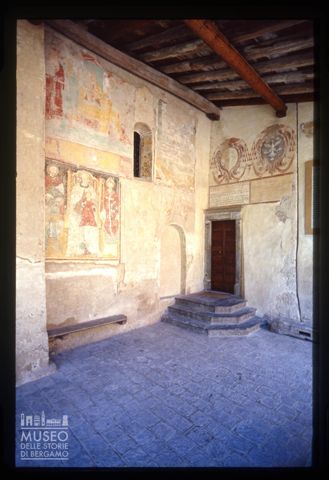 Il porticato della chiesa parrocchiale di Averara