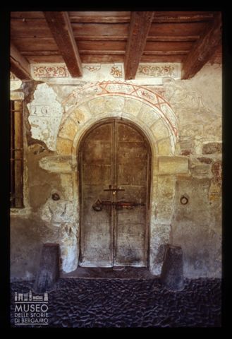 Porta affrescata ad Averara