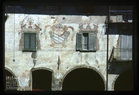 Scorcio della facciata della Strada Porticata di Averara