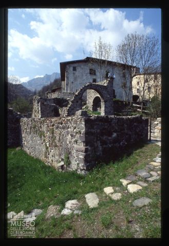 Ruderi del castello dei Tasso a Cornello