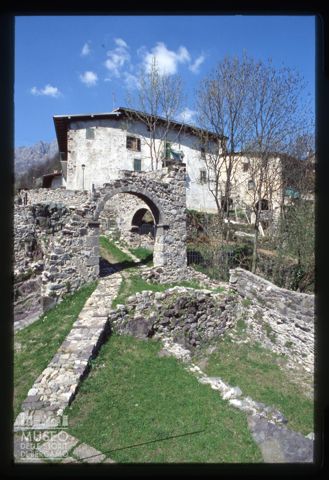 Ruderi del castello dei Tasso a Cornello