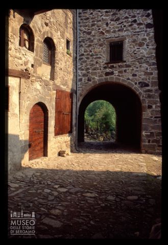 Scorcio di un cortile a Cornello dei Tasso
