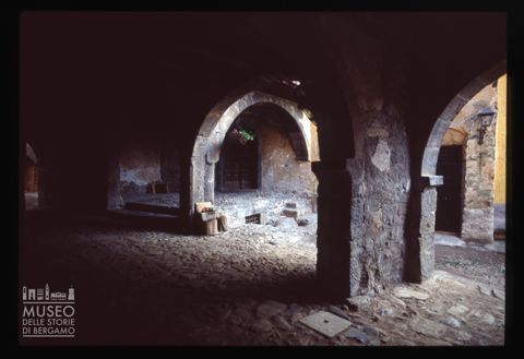 La strada porticata a Cornello dei Tasso