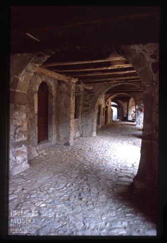 La strada porticata a Cornello dei Tasso