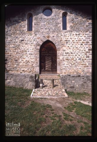 Facciata della chiesa di Cornello dei Tasso