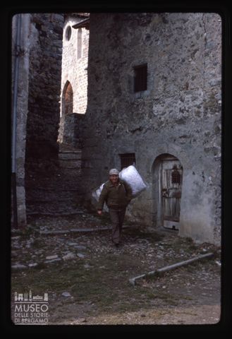 Scalinata tra antichi palazzi a Cornello dei Tasso