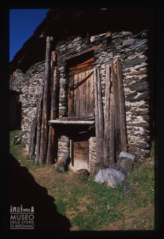 Porta d'ingresso di una baita a Pagliari