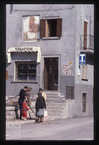 Tabaccaio nella piazza Municipale di Carona