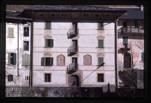 Fronte sud di Casa Milesi a Cassiglio