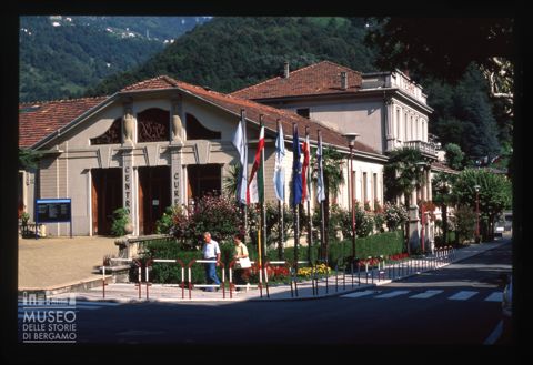 L'entrata laterale del Centro Cure a San Pellegrino Terme