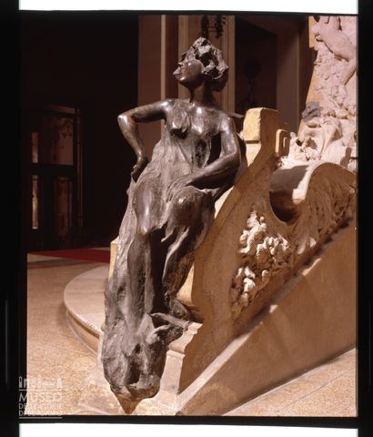 Statua bronzea a figura femminile