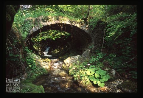Antico ponte in Val Boione