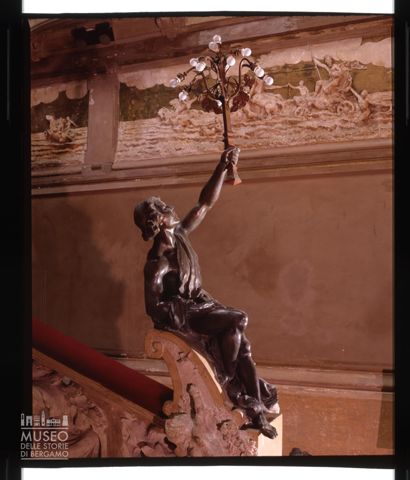 Statua bronzea reggi-lampada