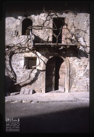 Particolare di antica cascina a Pratomano