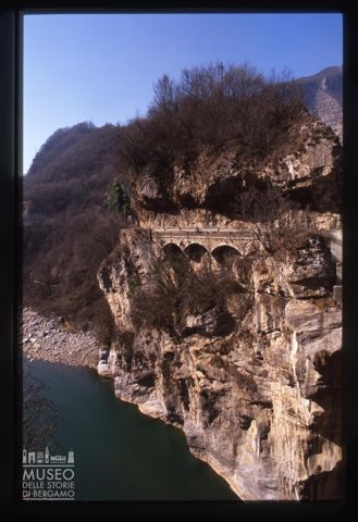 Paesaggio con orrido sul fiume Brembo