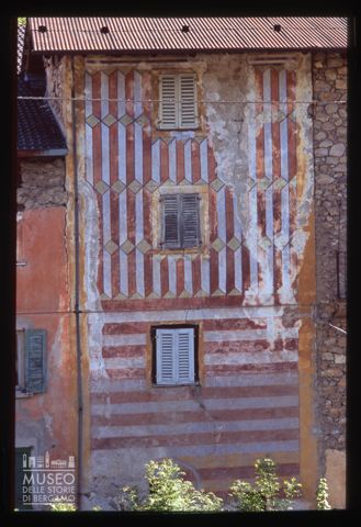 Facciata di casa d'abitazione in località Bindo