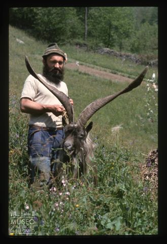 Ritratto di uomo con capra di montagna