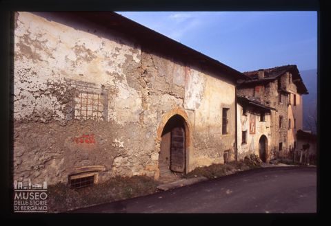 Scorcio di case d'abitazione a Santa Brigida
